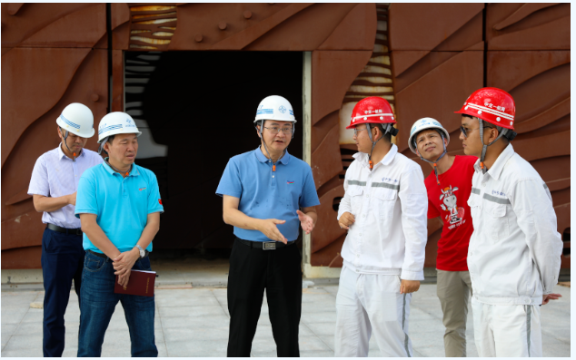 歡迎三沙市市委常委，市長鄧忠蒞臨我司承接的三沙廣場項(xiàng)目，三沙文體館項(xiàng)目現(xiàn)場調(diào)研并指導(dǎo)